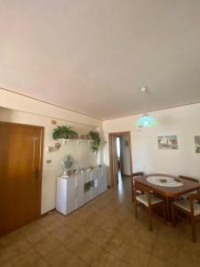 Crateri e coralli في ماسكالي: غرفة معيشة مع طاولة ومطبخ