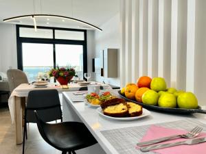 ein Tisch mit einem Teller Obst darauf in der Unterkunft Sunset Cliffs Luxury Apartment Benidorm in Benidorm