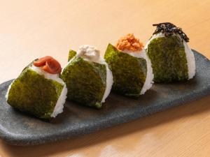 東京にあるアパホテル＜銀座京橋南＞（東京駅八重洲南）の4種類の寿司が載った皿 +27枚の写真