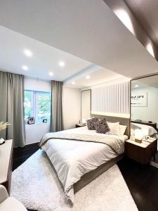 Fotografie z fotogalerie ubytování Penthouse mit Innenpool, Sauna und Fitnessraum v Frankfurtu nad Mohanem