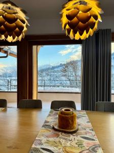 Nespecifikovaný výhled na hory nebo výhled na hory při pohledu z chaty