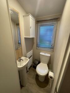 Et badeværelse på Modern caravan - Whitecliff Bay + 13 billeder