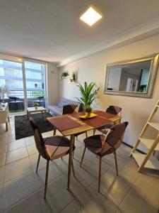 ein Wohnzimmer mit einem Holztisch und Stühlen in der Unterkunft Rancagua Centro Departamento 3 dormitorios excelente ubicacion in Rancagua