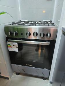 ein Gasherd in einer Küche mit in der Unterkunft Rancagua Centro Departamento 3 dormitorios excelente ubicacion in Rancagua + 12 Fotos