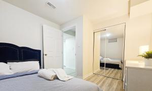 ブラントフォードにあるFriendly Garden Ave Suite 1 Mins to Hwy 403のベッドと鏡のある寝室