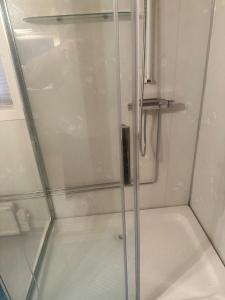 SvenljungaにあるVilla Feliz Holsljunga, Svenljunga & Ullaredの浴室のガラス扉付きシャワー +10枚の写真
