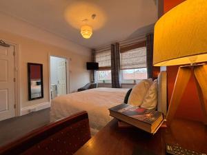 Ένα ή περισσότερα κρεβάτια σε δωμάτιο στο Tramway Hotel