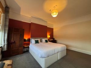 Ένα ή περισσότερα κρεβάτια σε δωμάτιο στο Tramway Hotel +6 φωτογραφίες