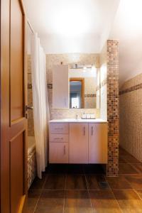 un baño con lavabo y espejo en Peace View Kea, en Péra Meriá