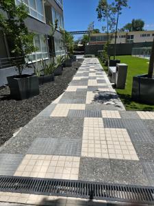 una passerella di fronte a un edificio di Confortable Departamento Familiar 3 Dormitorios a Rancagua