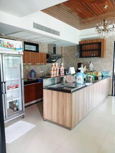 Il comprend une cuisine équipée d'un comptoir et d'un réfrigérateur. dans l'établissement Grand Lopburi, à Lop Buri