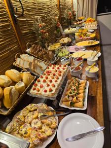 a buffet filled with lots of different types of food at NAVEGA BEACH HOUSE - Casa 2 Andares - Rede Navega Hotéis in Navegantes