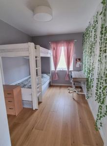 Un dormitorio con dos literas y un escritorio. en Stunning, modern home with a lakeview, en Äspered