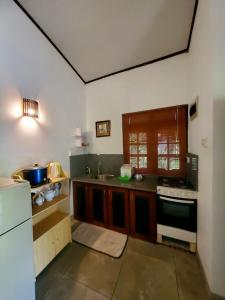 una cocina con estufa y encimera en Jungle House, en Unawatuna