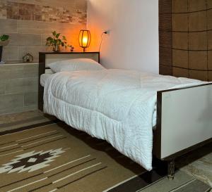 ein Schlafzimmer mit einem großen Bett und einer Badewanne in der Unterkunft Simple home in Madaba + 35 Fotos