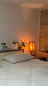 ein Schlafzimmer mit einem Bett und einer Lampe daneben in der Unterkunft Simple home in Madaba