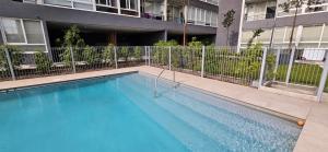 una piscina di fronte a un edificio di Confortable Departamento Familiar 3 Dormitorios a Rancagua