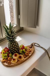 einen Obstteller auf einer Theke mit einer Ananas in der Unterkunft AnnaFani Villa in Pirgos