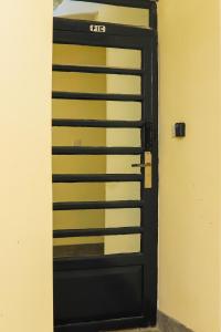 基苏木Mina Homes的一扇黑色的门，上面写着ctc。