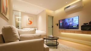 QuaiLuxe Haven Studio Comfort near Boulevard111的配有沙发和平板电视的客厅 更多39张照片