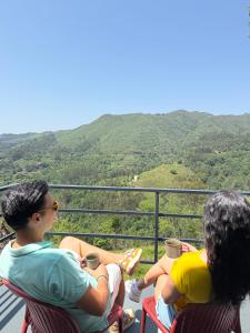 een groep mensen op een balkon met uitzicht op de bergen bij Serena Terrace in Cabeceiras de Basto +2 foto's