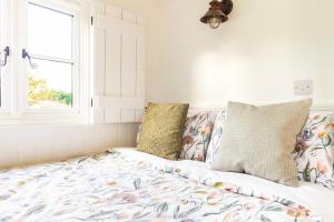 Postel nebo postele na pokoji v ubytování Shepherds Hut by Leap Escapes