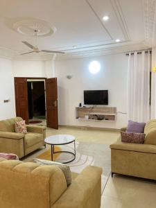 Televiisor ja/või meelelahutuskeskus majutusasutuses 2 chambres salon climatisé à missèbo TTC électricité inclus