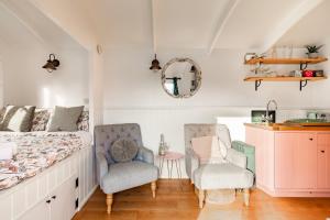 Kuchyň nebo kuchyňský kout v ubytování Shepherds Hut by Leap Escapes