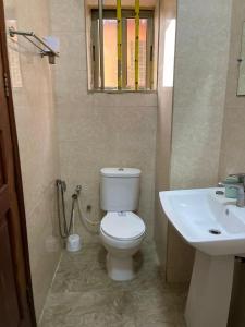 Vannituba majutusasutuses 2 chambres salon climatisé à missèbo TTC électricité inclus +16 fotot