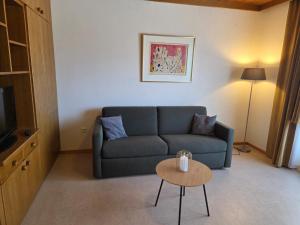 una sala de estar con un sofá y una mesa en Hotel Restaurant Raunig, en Bad Kleinkirchheim