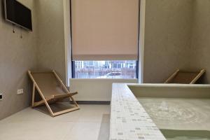 Televiisor ja/või meelelahutuskeskus majutusasutuses One Room Apartments & Spa Taldykol