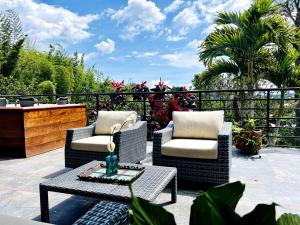 eine Terrasse mit zwei Stühlen und einem Tisch auf einem Balkon in der Unterkunft Finca Bella Village Para Amantes del Entorno Rural in Jiguales