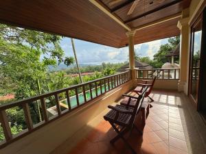 Un balcon sau o terasă la 普吉高奢康养泳池别墅