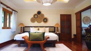 Un pat sau paturi într-o cameră la 普吉高奢康养泳池别墅