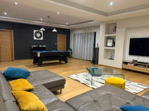 TV a/nebo společenská místnost v ubytování Villa de l’isle