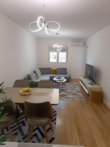 een woonkamer met een bank en een tafel bij Gorgerous 2 Bed Apartment in Bar