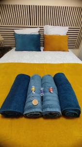 马尔比伊松Refuge du Renard au Bord du Lac的一组蓝色枕头坐在床上 更多8张照片