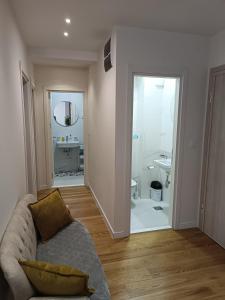 een woonkamer met een bank en een badkamer bij Gorgerous 2 Bed Apartment in Bar
