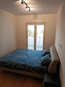 een slaapkamer met een bed en een groot raam bij Gorgerous 2 Bed Apartment in Bar +9 foto's