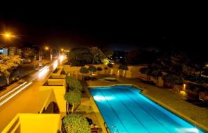 Una vista aérea de una piscina por la noche. en Sarena Hotel, en Quetta