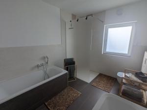 Ένα μπάνιο στο Ruhiges Apartment im Grünen Kreischa bei Dresden +4 φωτογραφίες