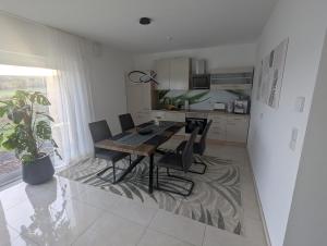 Η κουζίνα ή μικρή κουζίνα στο Ruhiges Apartment im Grünen Kreischa bei Dresden