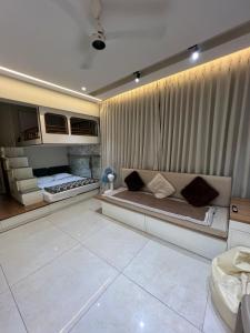 Χώρος καθιστικού στο Ekagrah Luxury 1BHK with Serene Hillside View