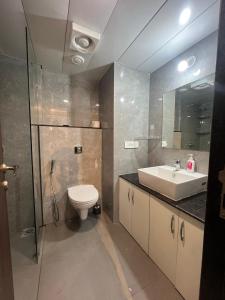 Ένα μπάνιο στο Ekagrah Luxury 1BHK with Serene Hillside View +28 φωτογραφίες