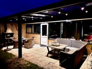 Posezení v ubytování Moderner gepflegter Nr 142 ruhiger Bungalow, Strandnah mit großen, uneinsehbaren Garten, Terrassenüberdachung