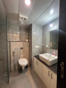 Ένα μπάνιο στο Ekagrah Luxury 1BHK with Serene Hillside View