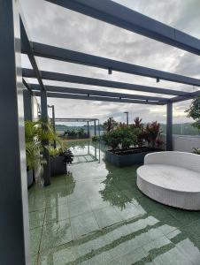 Κήπος έξω από το Ekagrah Luxury 1BHK with Serene Hillside View