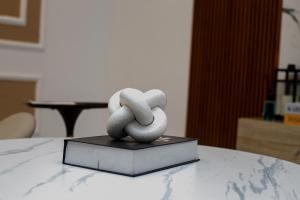 una estatua de dos personas encima de una mesa en Atelier Lux Homes- Modern Service Apartments with Amazing Designs, en Ibadán