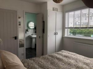 1 dormitorio con cama, lavabo y ventana en Num 29, en Newquay 10 fotos más