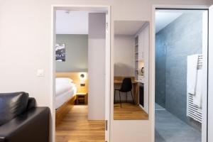 Habitación con una puerta que conduce a un dormitorio en Hotel R5 Budget - Chur, en Chur
